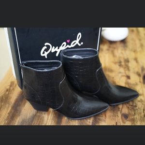 BRAND NEW! NEVER WORN! Black Qupid booties 8.5